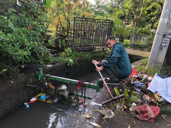 Melaksanakan Kegiatan Prokasih (Program Kali Bersih) guna mengantisipasi keadaan banjir di Desa Sanur Kaja