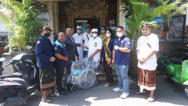 Penyerahan Bantuan CSR berupa Kursi Roda dari PT. Harsa Mandiri ke Desa Sanur Kaja