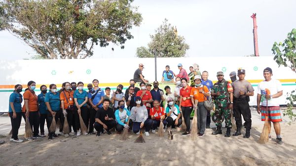 Pelaksanaan bersih-bersih Sampah Plastik di Pantai Bangsal Sanur