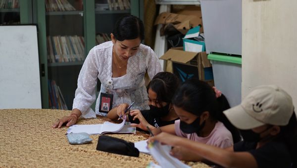 Penyuluh Bahasa Bali Ajak Siswa Belajar Bahasa, Aksara, dan Sastra Bali