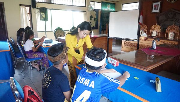 Penyuluh Bahasa Bali Ajak Siswa Belajar Bahasa, Aksara, dan Sastra Bali