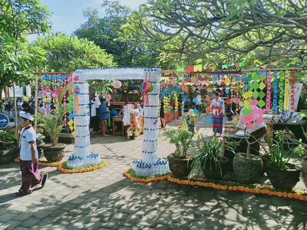 Pengelolaan Sampah Menjadi Kerajinan Menjadi Sebuah Karya yang Bagus dan Bernilai Ekonomis Bersama SD Negeri 2 Sanur