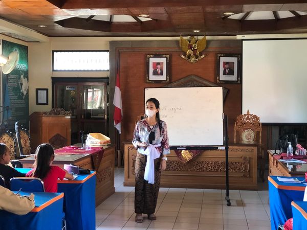 Giat Kelompok Belajar Bahasa Bali oleh Tim Penyuluh Bahasa Bali Provinsi Bali yang bertugas di Desa Sanur Kaja