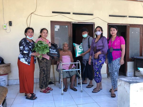  Penyerahan sembako dalam rangka Hari Raya Tumpek Krulut dari tim KBS Sanur Kaja