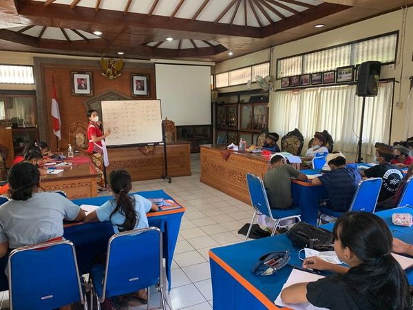 Giat Kelompok Belajar Bahasa Bali oleh Tim Penyuluh Bahasa Bali Provinsi Bali yang bertugas di Desa Sanur Kaja