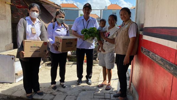 Penyaluran biskuit balita dan hasil panen ketahanan pangan hidroponik ke warga masuk kreteria anak kurang gizi di wilayah Desa Sanur Kaja 