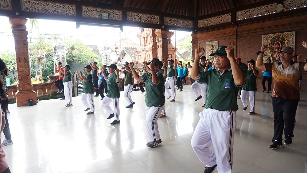 Kegiatan Jumat Senam Sehat Bugar bersama Masyarakat, Lansia dan Puskesmas II Denpasar Selatan
