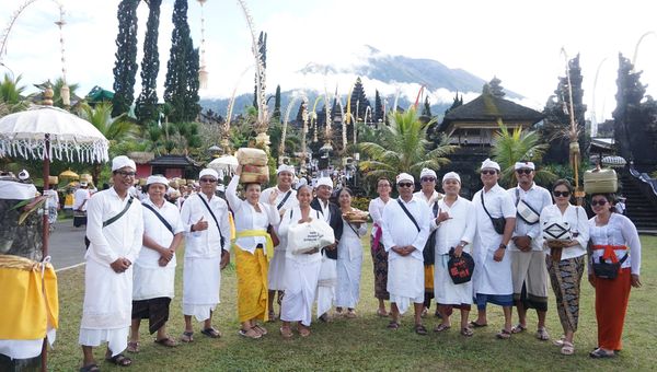 Penganyaran Dari Pemerintah Kota Denpasar bersama Desa Sanur Kaja Dalam Upacara Ida Bhatara Turun Kabeh di Pura Agung Besakih