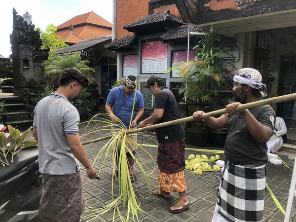 Gotong Royong Persiapan Petoyan Purnama Kedasa