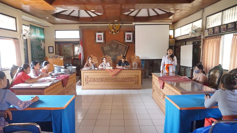 osialisasi terkait Kampung KB (Keluarga Berkualitas) oleh bu Sukma PLKB yang bertugas di Desa Sanur Kaja