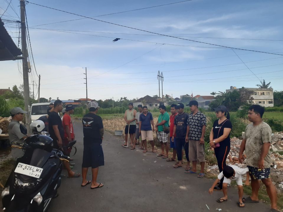 Gotong Royong di Kampung Sawah bersama Kepala Dusun dan masyarakat gang sawah