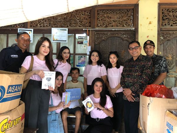 Komunitas dari Kami untuk Mereka bersama I.A. Selly D. Mantra memberikan Bantuan ke Disabilitas di Desa Sanur Kaja