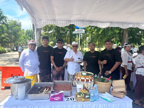 Karang Taruna Asta Dharma bersama Yowana Sanur dalam Kegiatan Parade Ngelawar di Pura Jagatnatha Denpasar