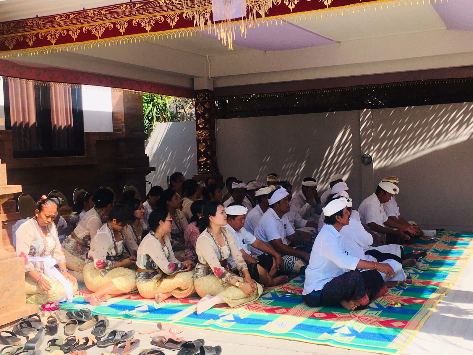 Persembahayangan Bersama ngetelunin karya Mlaspas, Macaru dan Mendem Padagingan Kantor Perbekel Desa Sanur Kaja