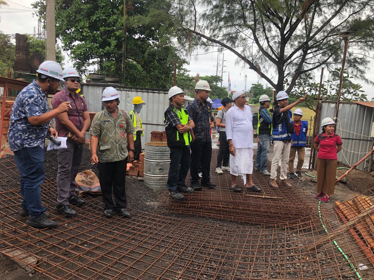 Rapat evaluasi mingguan dan Tinjauan lapangan terkait Pembangunan Gedung kantor Perbekel Desa sanur Kaja