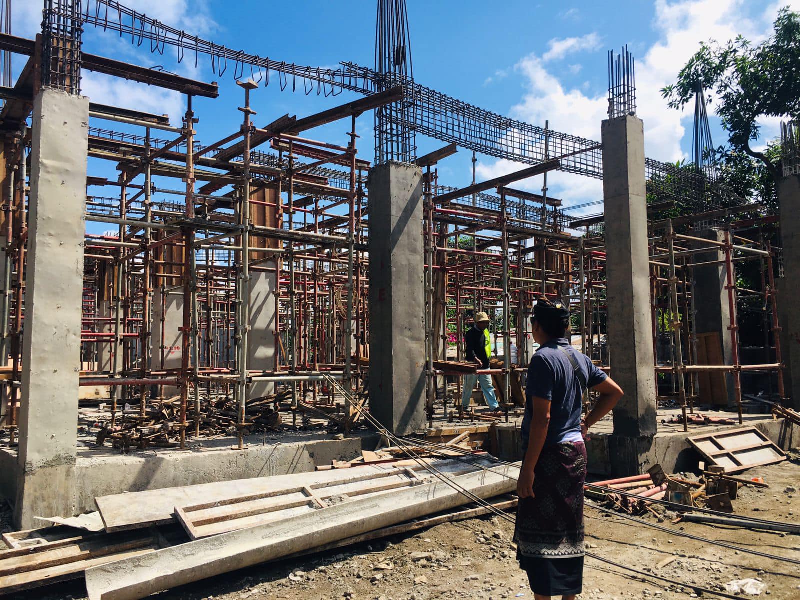 Pengecekan Progres pekerjaan pembangunan Gedung Kantor Perbekel Sanur Kaja