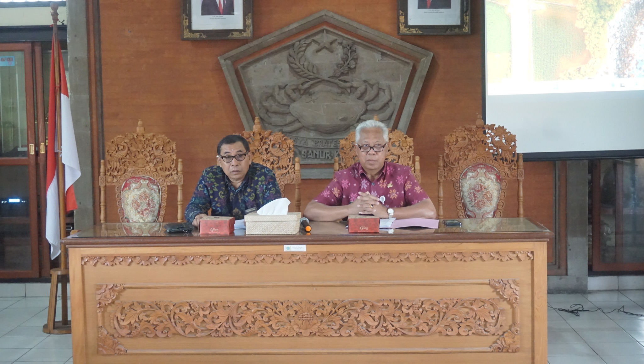 Pemaparan Perbekel Desa Sanur Kaja dalam Acara Pembekalan Teruna Teruni Sanur Kaja Tahun 2024 yang berlokasi di Kantor Perbekel Desa Sanur Kaja