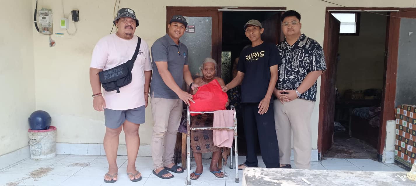Bulan Bakti Lembaga Pemberdayaan Masyarakat ( LPM ) kepada masyarakat kurang mampu di Desa Sanur Kaja
