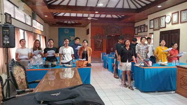 Pelatian Yel-Yel dalam Rangka Bulan Bung Karno di Kantor Perbekel Desa Sanur kaja