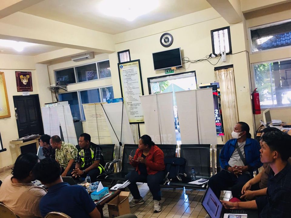 Rapat evaluasi pekerjaan mingguan pekerjaan Pembangunan Gedung Kantor Perbekel Desa Sanur Kaja