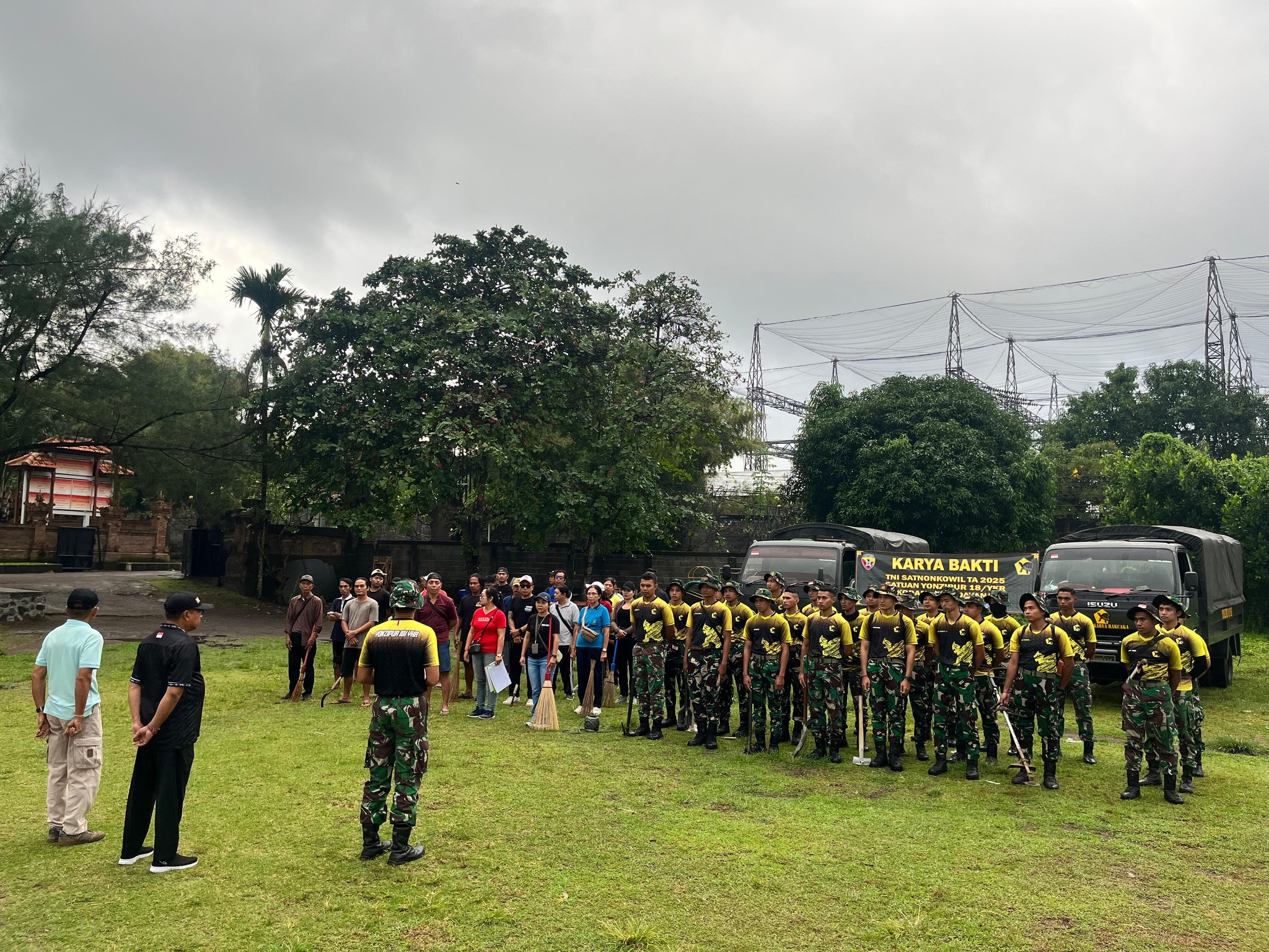 Kegiatan Gotong Royong Bersama TNI di Lapangan Letda Made Pica