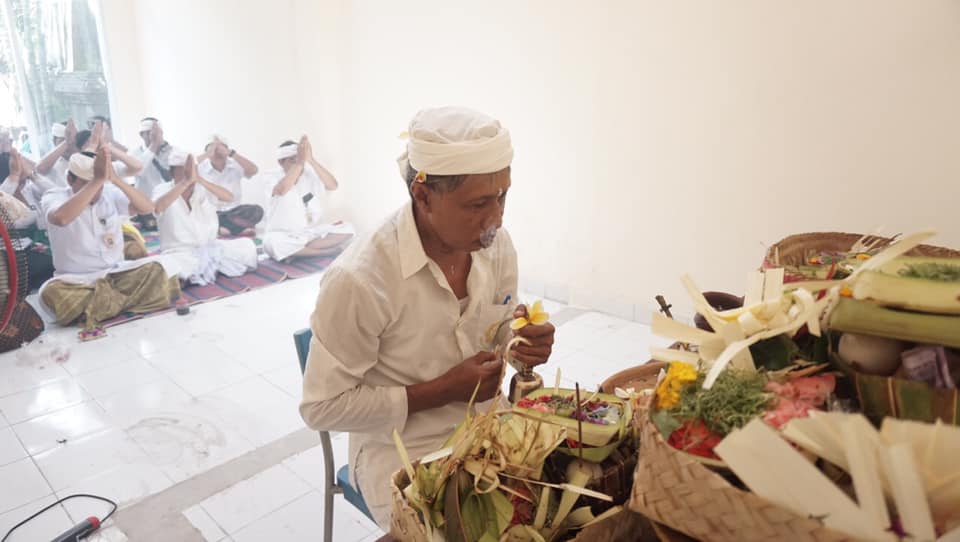Melaspas lan Mecaru Alit di Kantor Perbekel Sanur Kaja