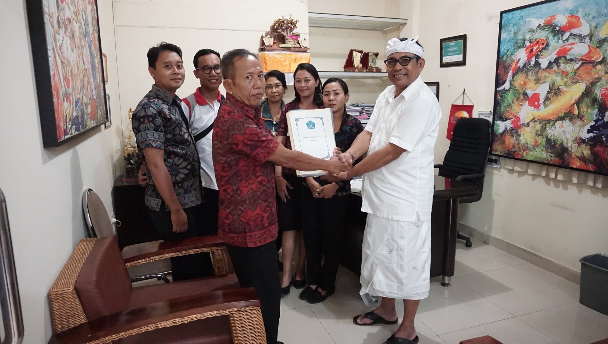 PENYERAHAN LKD (Laporan Keadaan Desa) OLEH TIM RPJM DESA KE Bp. PERBEKEL DESA SANUR KAJA.