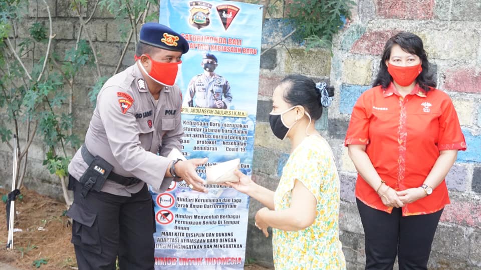 Pembagian nasi gratis oleh Pemerintah Kota Denpasar