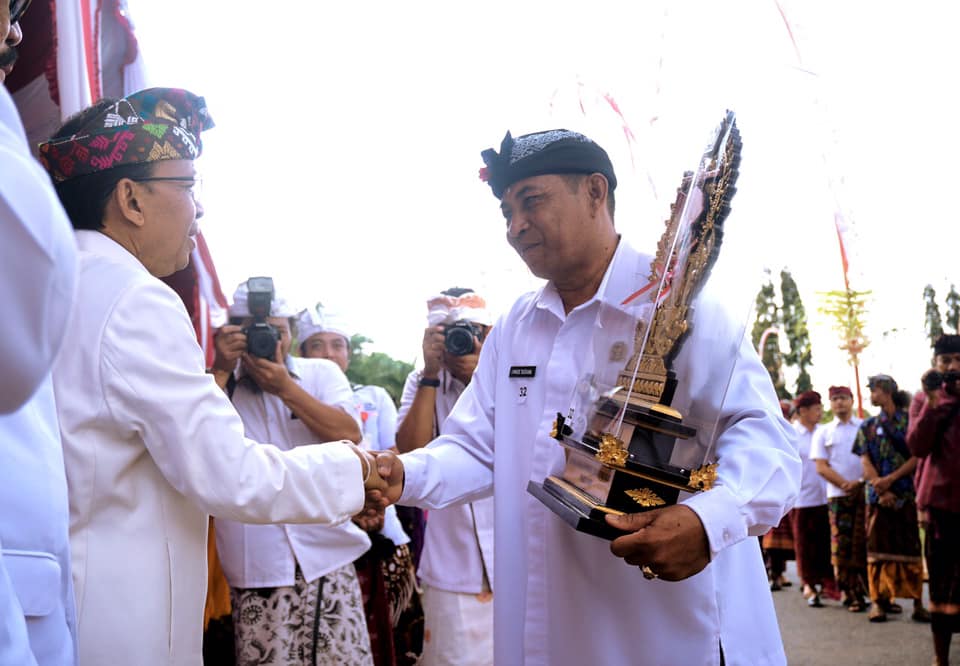 Penyerahan Piala Juara I Lomba Desa Tingkat Provinsi