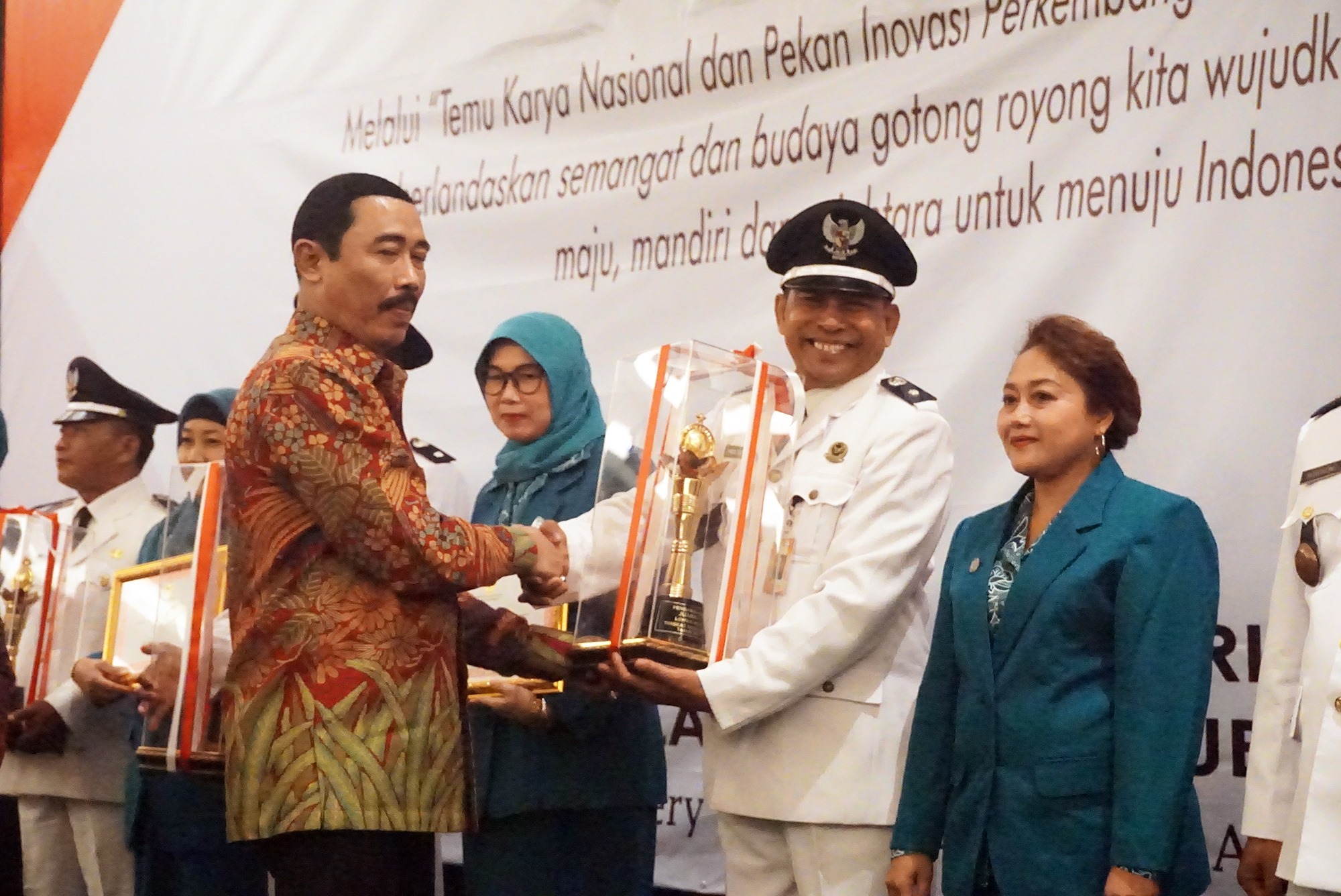Penyerahan Piala  Juara 2 Lomba Desa/Kelurahan Regional Tingkat Nasional.