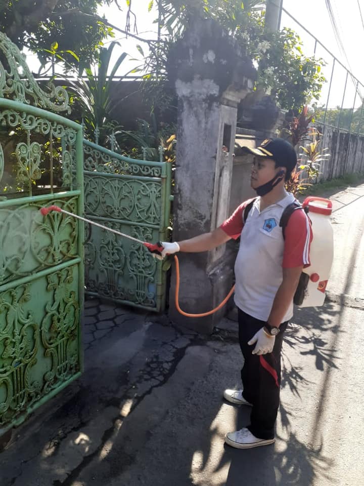 Penyemprotan Desinfektan oleh STT Dusun Tegalasah, STT Dusun Anggarkasih dan STT Dusun Buruwan