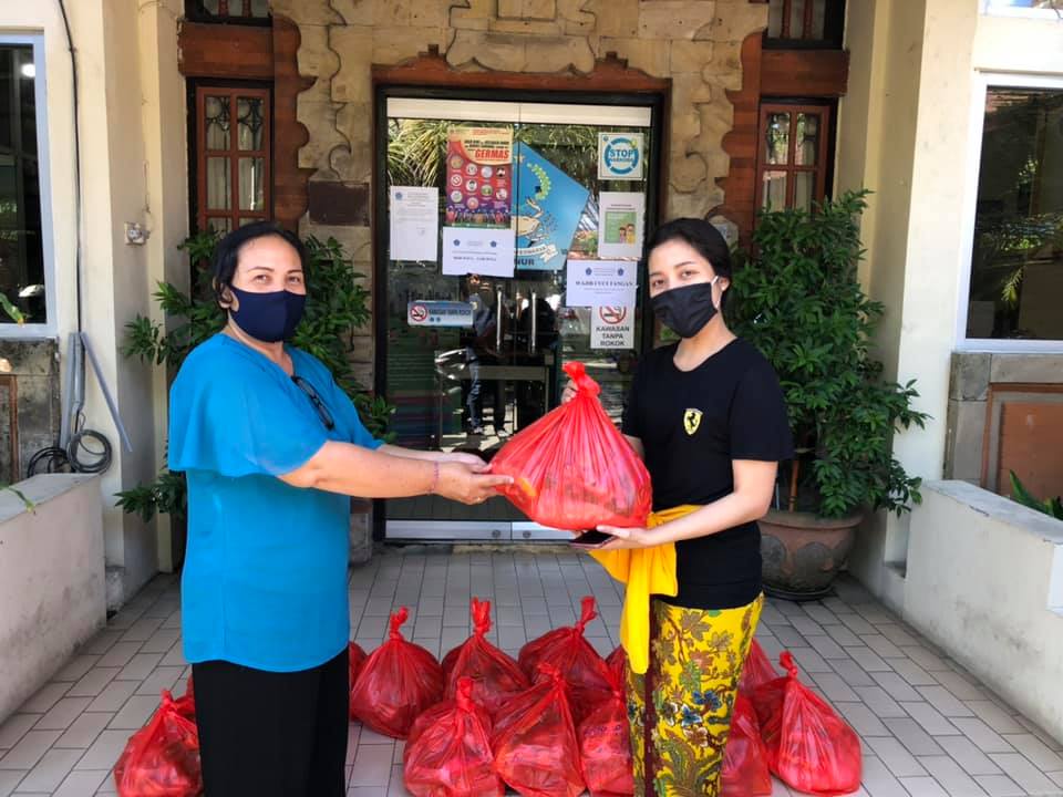 Penyerahan Bantuan CSR Berupa Sembako dari Warung Kelungah dan Carwash Sanur