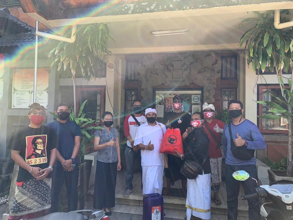 Penyerahan Bantuan Masker dan Desinfektan oleh DPC PDIP Kota Denpasar Ranting Desa Sanur Kaja ke Kantor Perbekel Desa Sanur Kaja.