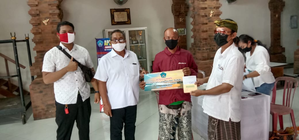 PENYERAHAN BANTUAN LANGSUNG TUNAI (BLT) DANA DESA KEPADA 169 ORANG MASYARAKAT TERDAMPAK COVID 19 DI DESA SANUR KAJA