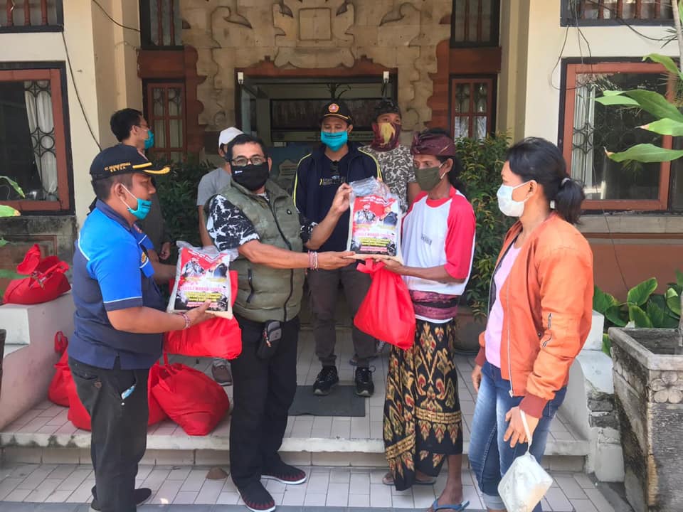 Penyerahan Bantuan dari Karang Taruna Kota Denpasar