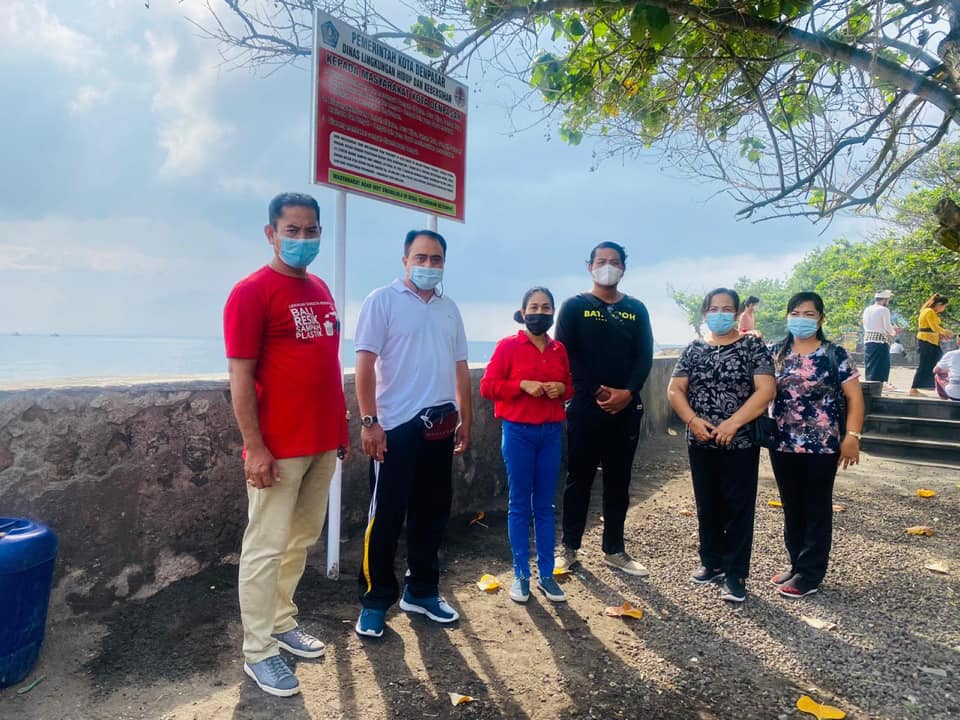 Pemasangan Tanda Larangan Buang Sampah di Pantai Matahari Terbit