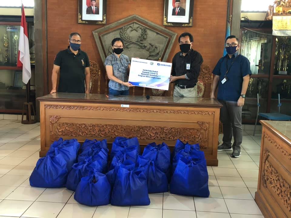Penyerahan CSR (Corporate Social Responsibility) berupa bantuan sembako dari Jamkrindo Kanca Denpasar