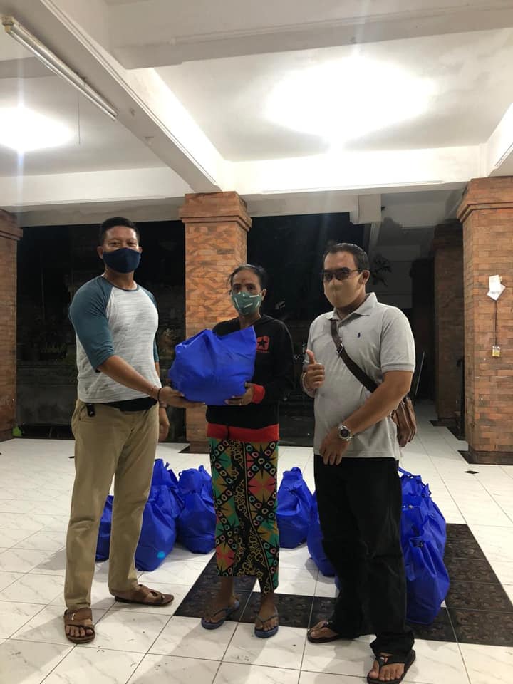 Penyerahan CSR (Corporate Social Responsibility) berupa sembako kepada masyarakat Dusun Langon dengan cara bertahap