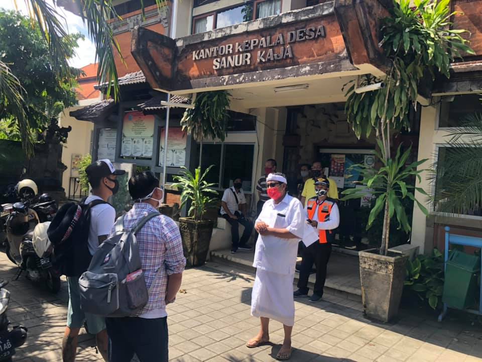 Penerimaan kedatangan PMI di Kantor Perbekel serta pengarahan dari Bapak Perbekel Desa Sanur Kaja bersama Satgas Relawan Covid-19 Desa Sanur Kaja