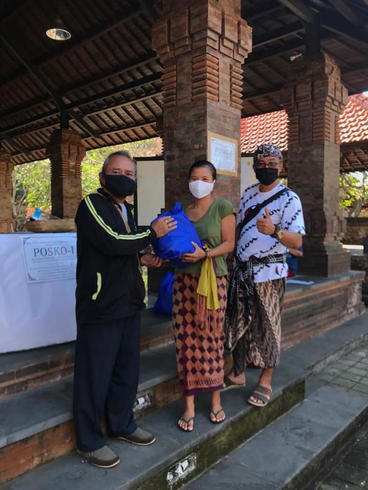 Penyerahan CSR (Corporate Social Responsibility) berupa sembako kepada masyarakat Dusun Pekandelan