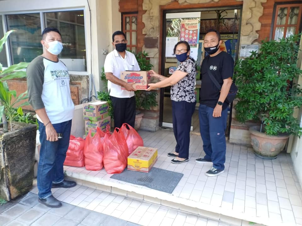 Penyerahan CSR (Corporate Social Responsibility) berupa bantuan sembako dari SPBU Hangtuah dan Apotik Kimia Farma