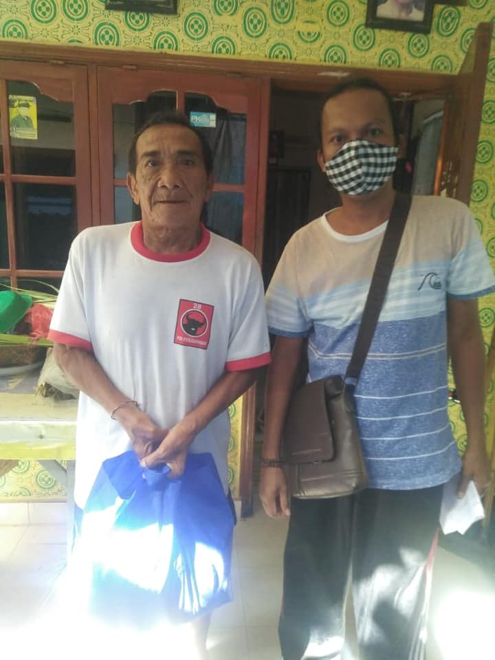 Penyerahan CSR (Corporate Social Responsibility) berupa sembako kepada masyarakat Dusun Belong.