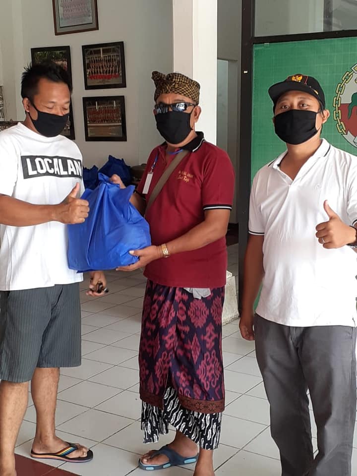 Penyerahan CSR (Corporate Social Responsibility) berupa sembako kepada masyarakat Dusun Tegal Asah