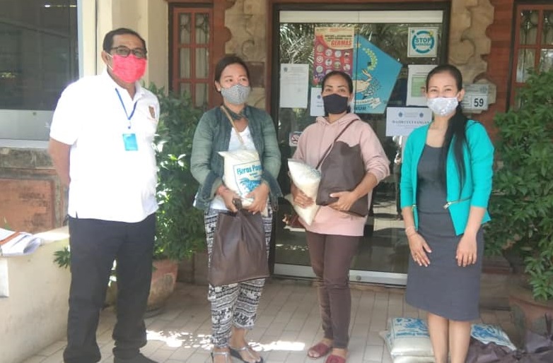 Tim Penggerak PKK Desa Sanur Kaja mendistribusikan bantuan sembako yang diberikan oleh TP PKK Kota Denpasar
