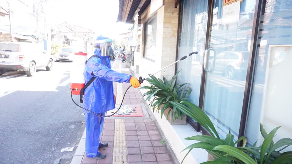 Penyemprotan Disinfektan Wilayah di Desa Sanur Kaja