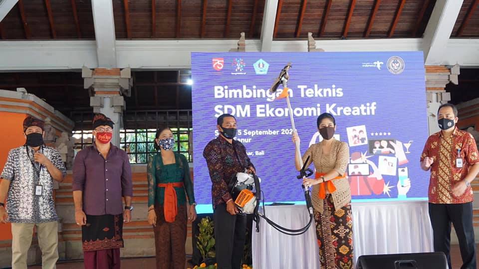 Bimbingan Teknis SDM Ekonomi Kreatif dan Pelaksanaan Gerakan Program BISA Penyerahan Alat Kebersihan Kepada Desa dari Kementrian Pariwisata 