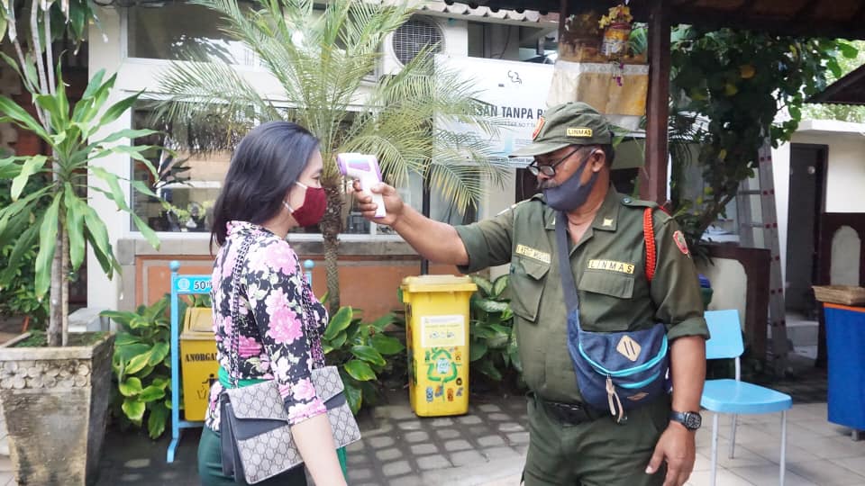 Pengecekan Protokol Kesehatan sebelum memasuki Kantor Perbekel Desa Sanur Kaja kepada Perangkat/Staff dan Masyarakat