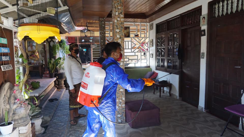 Penyemprotan Disinfektan Wilayah di Desa Sanur Kaja