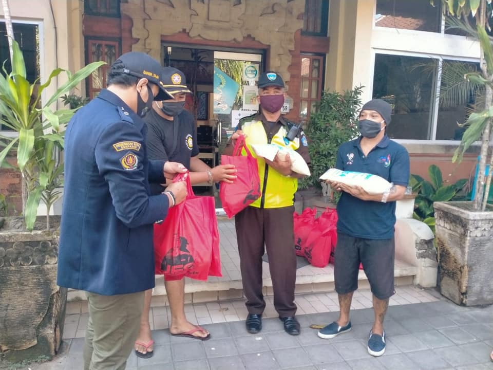Penyerahan Bantuan Sembako dari Karang Taruna Kota Denpasar ke Kantor Perbekel Desa Sanur Kaja 