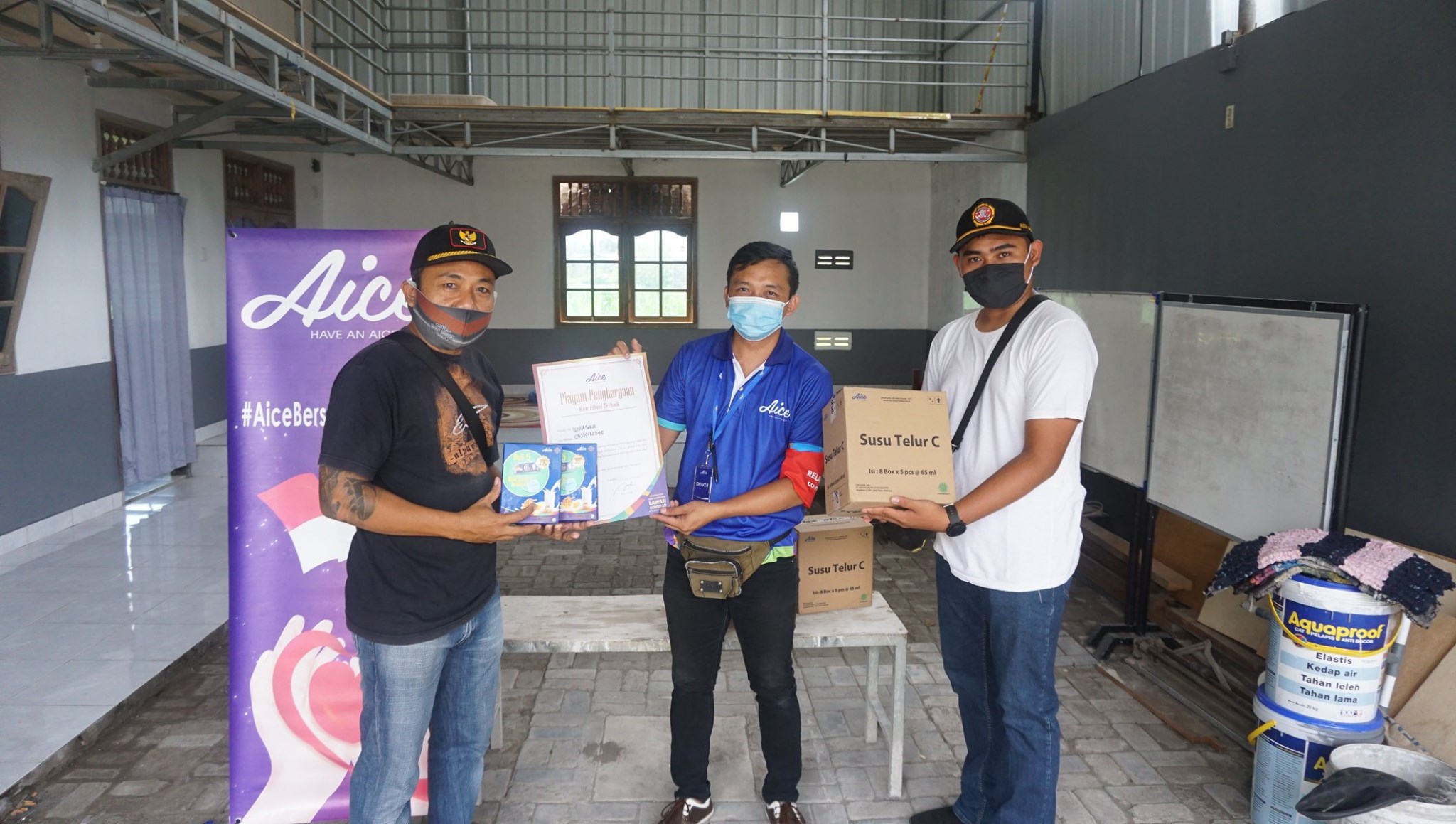Penyerahan CSR (Corporate Social Responsibility) berupa Ice Cream & Masker dari Aice Cargo kepada masyarakat